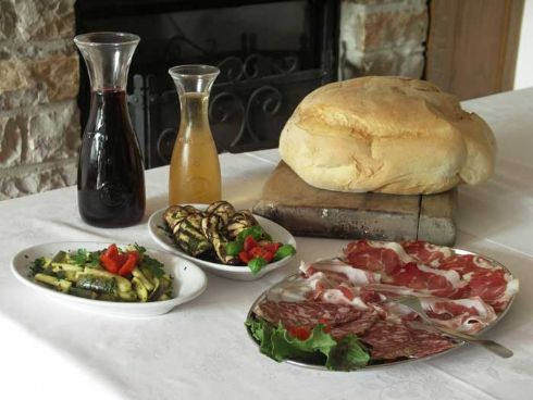 antipasti all'Agriturismo Il Gelso a Piozzano in Val Luretta 
